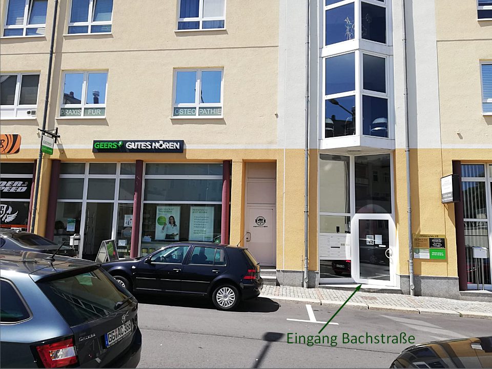 Hauseingang Bachstraße mit Glastür, Zugang zur Praxis am Johannisplatz 4/2